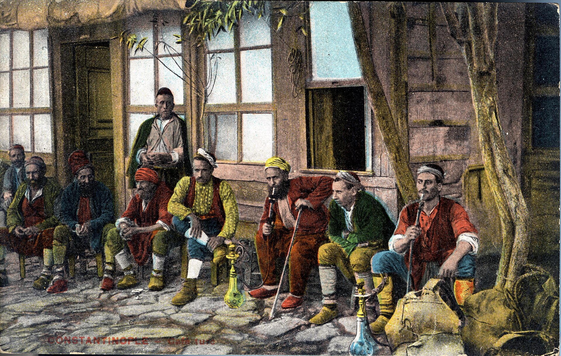 1910 civarı bir kartpostalda Osmanlı kahvehanesinin önünde nargile içen adamlar
